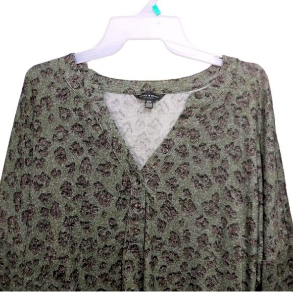 Lucky Brand Green Leopard Print Button Front Relaxed Blouse Women Size Medium M - Picture 3 of 7
